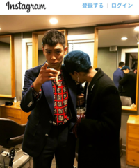 Bigbangのtop入隊前の写真らしいけど 肩に顔をうずめてるの Yahoo 知恵袋