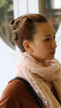 宝塚でお稽古の時の娘役さんの髪型は編み込みをしたり すごくこった髪型をしていま Yahoo 知恵袋