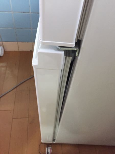 冷凍庫と扉がなんというか、きちんと閉まらないのです。ぐっと押しても 
