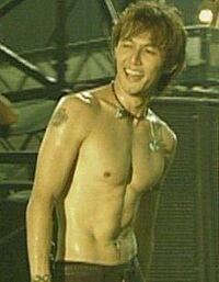 代のものなんですが この画像の稲葉浩志さんぐらいの胸筋 腹筋を手にい Yahoo 知恵袋