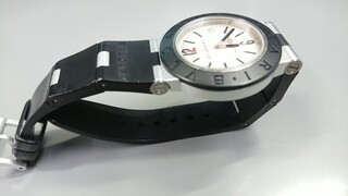 ブルガリのアルミニウムのラバーベルトが裂けてきたので自分で交換したいので Yahoo 知恵袋