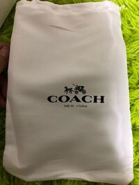 Amazonでコーチの財布を買ったのですが保存袋のコーチのマークの場所が Yahoo 知恵袋