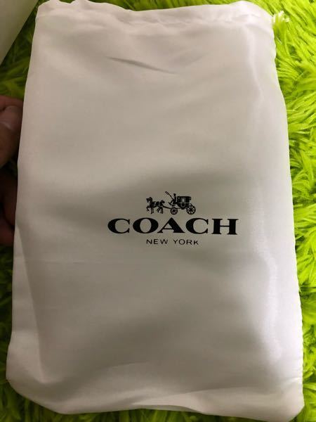 Amazonでコーチの財布を買ったのですが保存袋のコーチのマークの場所が ...
