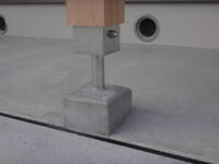 建築関係で詳しい方にお伺いいたします 新築工事中です 柱受け金具の土台がむき出し 教えて 住まいの先生 Yahoo 不動産