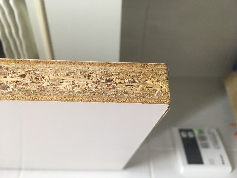 キッチンの棚の側面が剥がれてしまいました。賃貸で経年劣化の為、大家 