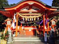 神社にかかっている茶色い太い紐と垂れ下がっている白い紙の名前を Yahoo 知恵袋