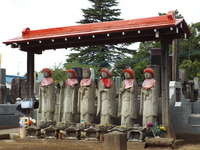 お地蔵様お地蔵様への拝み方 教えてください 手は叩くの Yahoo 知恵袋