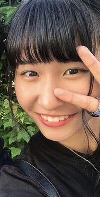 中学生女子です どちらが可愛いですか Right Yahoo 知恵袋