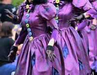 ディズニーランドのダンサーさんの衣装生地 布地 について質問です 今年のデ Yahoo 知恵袋