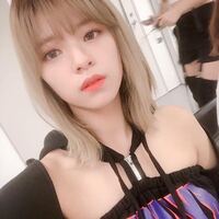 Twiceの モモがミナをいじめたと言われているあの膝掛け事 Yahoo 知恵袋