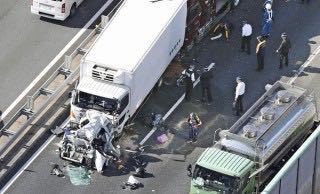 以前加古川バイパスの - 玉突き事故で軽自動車がペッチャンコに... - Yahoo!知恵袋