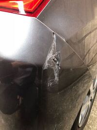 車を自分の駐車場の 鉄の棒みたいなところに後ろをぶつけてか Yahoo 知恵袋