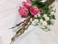 これらの花と枝の名前を教えてください バラと白い菊みたいな小さい枝分 Yahoo 知恵袋