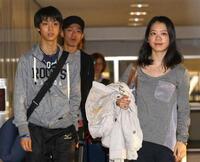 羽生結弦選手の付き人のような2人はどなたですか 会場入りや Yahoo 知恵袋