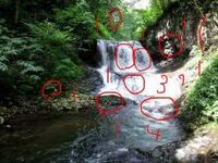 平和の滝とか言う心霊スポットがあるらしいんですけど、写真見たら霊体結構いますね。 気のせいか？滝の中に顔がうようよいるんだが。