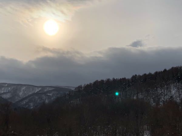 逆光の写真を撮ろうとすると緑の光が出てしまうのですが出ないようにっ 