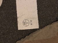 横断歩道の白線に
こんなマークがありました。
どうゆう意味でしょうか。？
教えて下さい。 