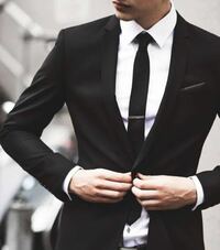 黒スーツに黒ネクタイは変ですか 細身の黒スーツに細めのタイならディオール Yahoo 知恵袋
