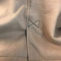 チェスターコートの後ろの切れ目にあるバッテンの糸は切るのが常識 Yahoo 知恵袋