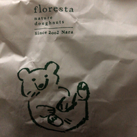 このドーナツ屋さんの紙袋の熊のイラストデザインは たかはたまさおさんです Yahoo 知恵袋