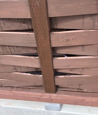 ウッドデッキへの後付のウッドフェンスの固定金具を探しています Yahoo 知恵袋