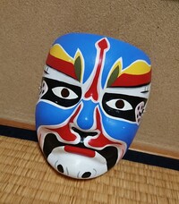 京劇の面 変面の面なのでしょうか 一つ一つに意味 人物 があると訊い Yahoo 知恵袋