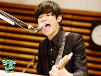 Alexandros の川上洋平さんが使っているこのギターストラップは Yahoo 知恵袋