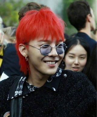 この写真でg Dragon ジヨン さんがしているサングラスは Yahoo 知恵袋