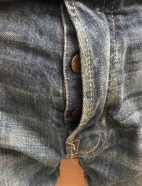 このズボンなんですが チャックが見えてしまう現象が起きています 家族や友達 Yahoo 知恵袋