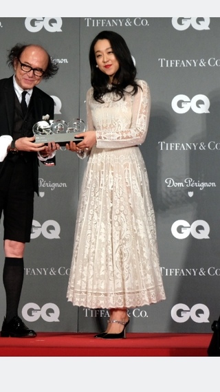 浅田真央さんが着ているこの白いワンピースはどこのブランドの服か教えてくだ Yahoo 知恵袋