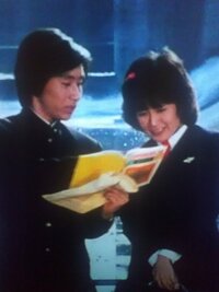 テレビ神奈川で、
ゆうひが丘の総理大臣という
古くさい学園ドラマの再放送をたまたま何回か見てたんですけど、

この髪飾りつけた女の子すんごく可愛い。

誰ですか？
有名？ 