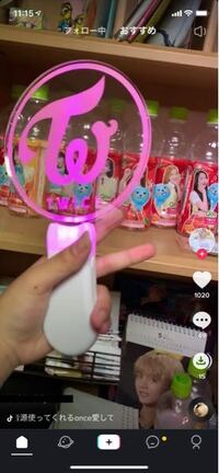 画像のtwiceのペンライトは公式の物ですか この動画の Yahoo 知恵袋