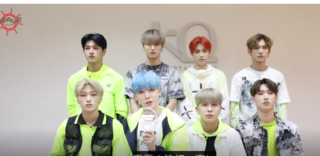 Ateezのメンバーについて質問なのですがサンの隣の青髪はユノですか そ Yahoo 知恵袋