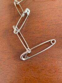 安全ピンをピアスにする人っていますか 同じクラスの男子の耳 Yahoo 知恵袋