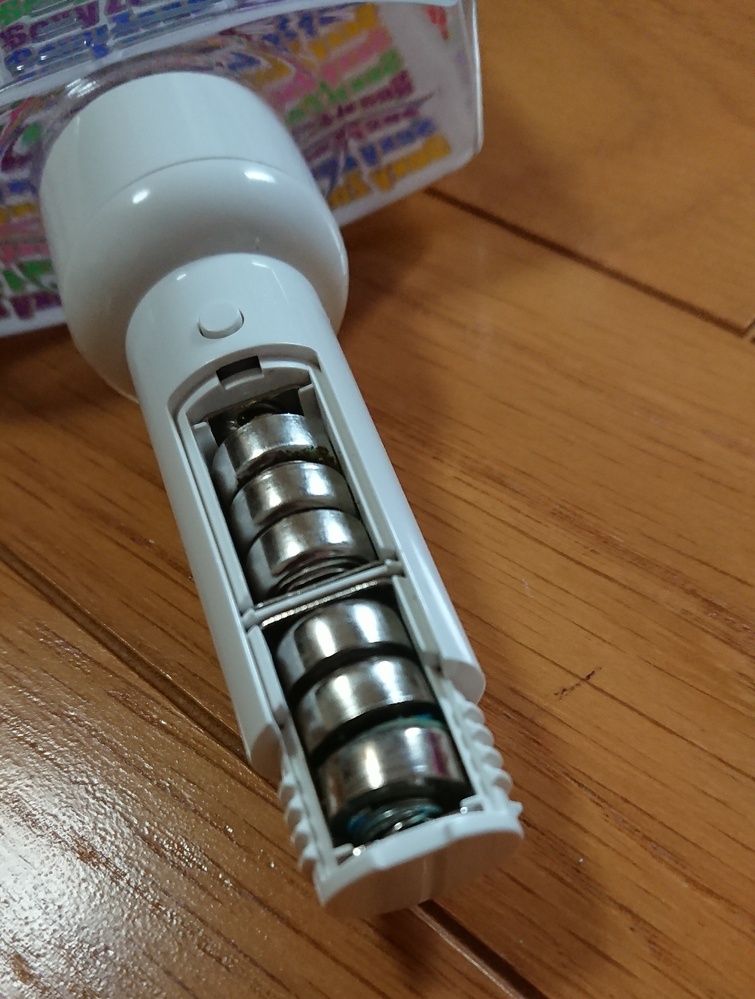 ペンライトの電池交換をしたくて電池を抜きたいのですが、全てきっちり