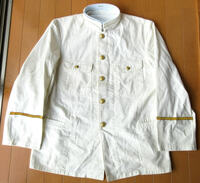 日本軍の制服について質問があります。
中田商店製のレプリカなのですが、
添付画像の海軍2種軍衣がどういった物か分かりません。 形状は良く見る立襟の士官用2種軍衣に前合わせボタン・
左右胸にフラップボタン付きポケットが付き、
腰部左右はフラップなしポケットがあり、
袖口上部に金の袖線が付きます。
どなたかご教授ください。