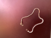 このブレスレットはどうやって腕に付けたらいいですか 止める紐の部分 Yahoo 知恵袋