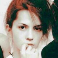 この写真ってhydeさんでしょうか ドラムsakur Yahoo 知恵袋