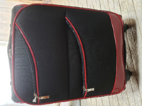 スーツケースについて質問です。 免許の合宿のために持っていくスーツケースがほとんど黒で周りの縁の部分だけ赤色の物です。全体の面積的には黒9:赤1くらいなのですが、男が縁が赤色のスーツケース？キャリーバッグ？を持っていたらどう思いますか？
自分はすぐ周りの目を気にしてしまうので、、
ご意見おきかせください。
結構古いものです。

カテゴリはよく分からないのでこれにしました。