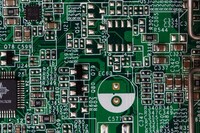 半導体チップで黒の四角で3本足の小さいのはトランジスタでしょう Yahoo 知恵袋