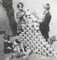 1920年代くらいにドイツで撮られた、「紙幣で遊ぶ子供」ってあ... - Yahoo!知恵袋