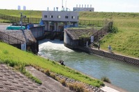 用水路で釣りをしている人で質問です 今の時期 住宅地から流れる汚水 Yahoo 知恵袋