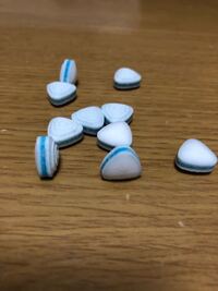 フリスクを部屋に2ヶ月くらい置いておいたら変な色になってました Yahoo 知恵袋