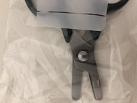写真のハサミの真ん中のネジが緩んでいるので締めたいのですが、
どんな工具を使えばいい良いですか？？
工具の名前も教えていただけれ幸いです。 