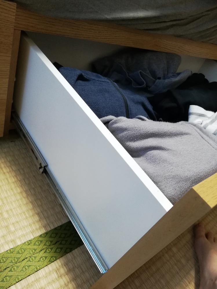 ニトリのベッドなんですがベッド下の収納の引き出し一つが途中から開閉 