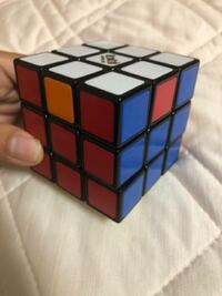 ルービックキューブについての質問です。 下記の写真にある配置と言いますか…上段の真ん中の色を赤にあるオレンジと青にある赤を入れ替えたいのですがどうすれば入れ替えることが出来るのでしょうか？？

教えてください。