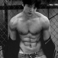 Btsで1番筋肉ある人って誰ですか 腹筋割れてますか Yahoo 知恵袋