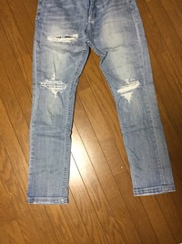 ダメージジーンズの糸が切れてしまったのですが 修復すべきかどうかで迷っ Yahoo 知恵袋