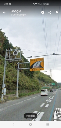 名阪国道によくあるこの細い棒にカメラがついたものってオービスですか それ Yahoo 知恵袋