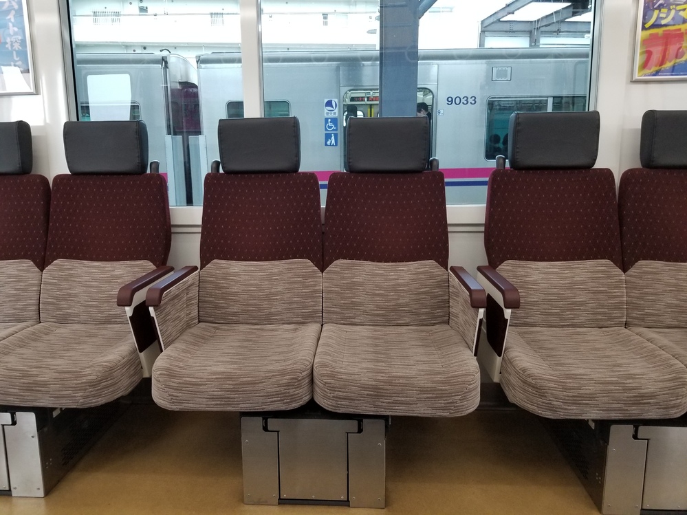 京王線にのっているとたまに変な車両ごあります。なぜですか